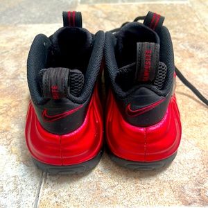 Selling men nike foamposite. Its size is 7.5 and priced is fixed!